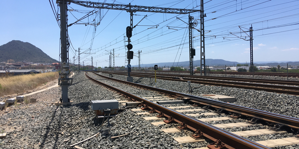 Vista general de las vías y algunas instalaciones en la Estación de Xátiva